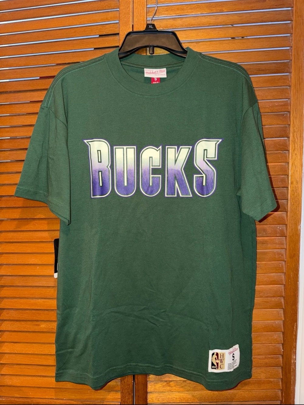Milwaukee Bucks Mitchell & Ness Shirt. Mens Small (NWTS)